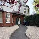 Charming Garden Apartment, Apartament