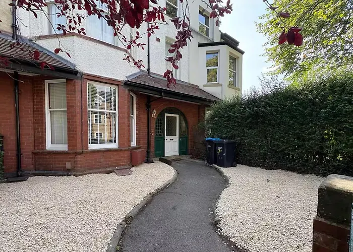 Charming Garden Apartment, Apartment